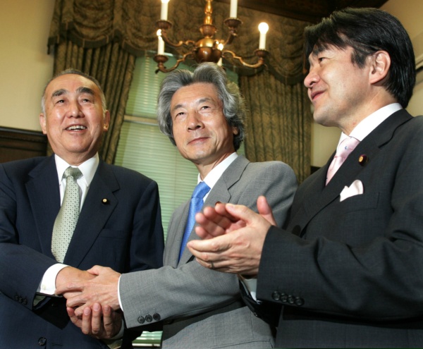 2005年10月、当時の小泉純一郎首相は郵政民営化法案を成立させた（写真：ロイター／アフロ）