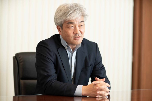 鈴木一人(すずき・かずと) 2000年英国サセックス大学大学院ヨ-ロッパ研究所現代ヨーロッパ研究専攻博士課程修了。00~08年筑波大学大学院人文社会科学研究科で専任講師・准教授、08~20年北海道大学公共政策大学院で准教授・教授。12~13年プリンストン大学国際地域研究所客員研究員。13~15年国連安保理イラン制裁専門家パネル委員。20年から東京大学公共政策大学院教授、22年から地経学研究所長(ともに現職)。内閣府宇宙政策委員会委員(宇宙安全保障部会長)、日本安全保障貿易学会会長、国際宇宙アカデミー正会員、日本国際問題研究所客員研究員なども兼任。(写真:品田裕美、以下同)