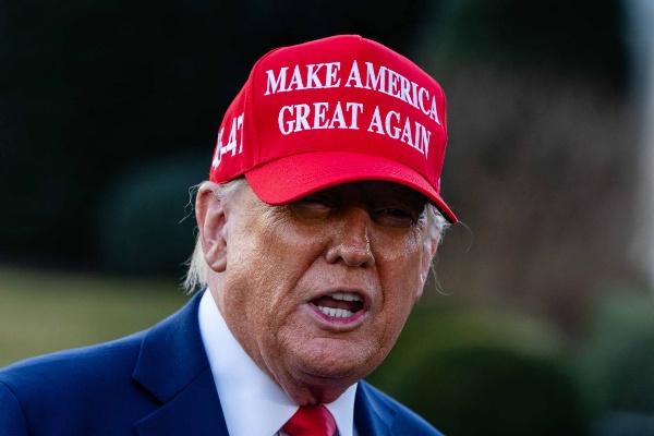 トランプ大統領のトレードマークであるMAGA帽子は中国製といわれている。(写真:The New York Times/Redux/アフロ)