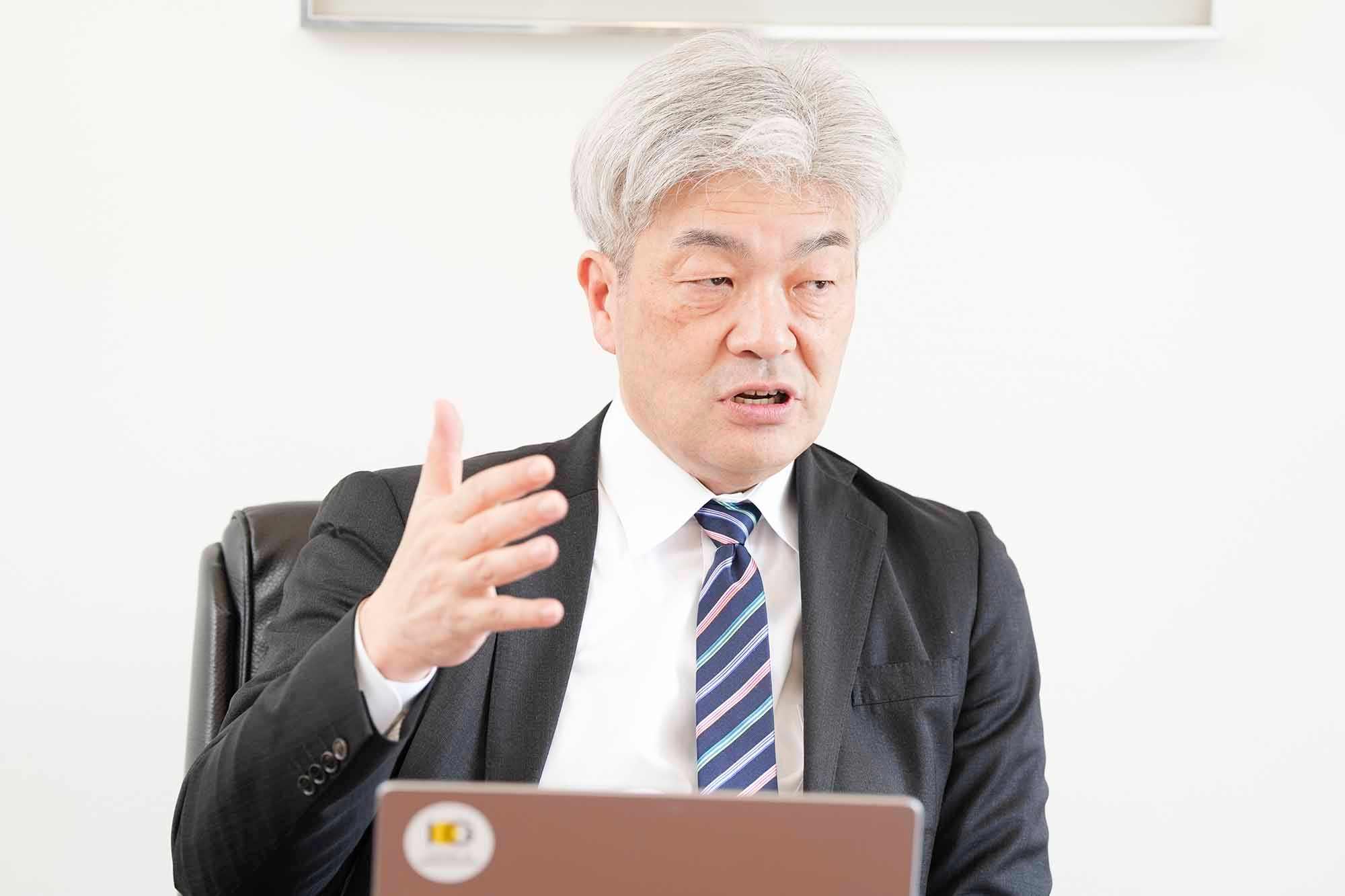 2000年英国サセックス大学大学院ヨーロッパ研究所現代ヨーロッパ研究専攻博士課程修了。00~08年筑波大学大学院人文社会科学研究科で専任講師・准教授、08~20年北海道大学公共政策大学院で准教授・教授。12~13年プリンストン大学国際地域研究所客員研究員。13~15年国連安保理イラン制裁専門家パネル委員。20年から東京大学公共政策大学院教授、22年から地経学研究所長(ともに現職)。内閣府宇宙政策委員会委員(宇宙安全保障部会長)、日本安全保障貿易学会会長、国際宇宙アカデミー正会員、日本国際問題研究所客員研究員なども兼任。