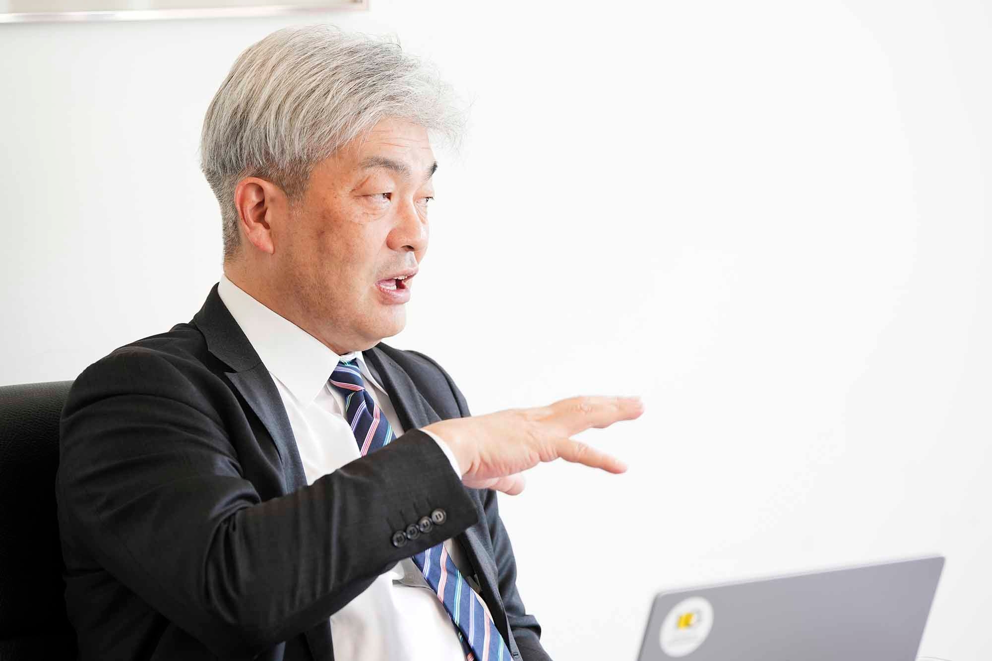2000年英国サセックス大学大学院ヨーロッパ研究所現代ヨーロッパ研究専攻博士課程修了。00~08年筑波大学大学院人文社会科学研究科で専任講師・准教授、08~20年北海道大学公共政策大学院で准教授・教授。12~13年プリンストン大学国際地域研究所客員研究員。13~15年国連安保理イラン制裁専門家パネル委員。20年から東京大学公共政策大学院教授、22年から地経学研究所長(ともに現職)。内閣府宇宙政策委員会委員(宇宙安全保障部会長)、日本安全保障貿易学会会長、国際宇宙アカデミー正会員、日本国際問題研究所客員研究員なども兼任。