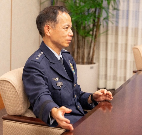 空将 井筒俊司氏 第36代航空幕僚長/1964年生まれ。千葉県出身。防衛大学校(30期)卒業後、航空自衛隊に入隊。F‐4ファントムのパイロットとして前線で活躍後、内閣官房に出向し、ハーバード大学公共行政修士課程を修了。第6航空団司令(石川県小松基地)西部航空方面隊司令官(福岡県春日基地)、航空総隊司令官(東京都横田基地)などを歴任し、2020年8月現職に任命される。ハーバード時代の人脈なども生かし、各国高官と交流し関係を深め、国際社会で活躍する一方で、優しい人柄で任務においては的確な指示により航空自衛隊の先頭に立ち、多くの隊員から慕われている。(写真:山口真由子、以下同)</a> 空将 井筒俊司氏 第36代航空幕僚長/1964年生まれ。千葉県出身。防衛大学校(30期)卒業後、航空自衛隊に入隊。F‐4ファントムのパイロットとして前線で活躍後、内閣官房に出向し、ハーバード大学公共行政修士課程を修了。第6航空団司令(石川県小松基地)西部航空方面隊司令官(福岡県春日基地)、航空総隊司令官(東京都横田基地)などを歴任し、2020年8月現職に任命される。ハーバード時代の人脈なども生かし、各国高官と交流し関係を深め、国際社会で活躍する一方で、優しい人柄で任務においては的確な指示により航空自衛隊の先頭に立ち、多くの隊員から慕われている。(写真:山口真由子、以下同)</a>