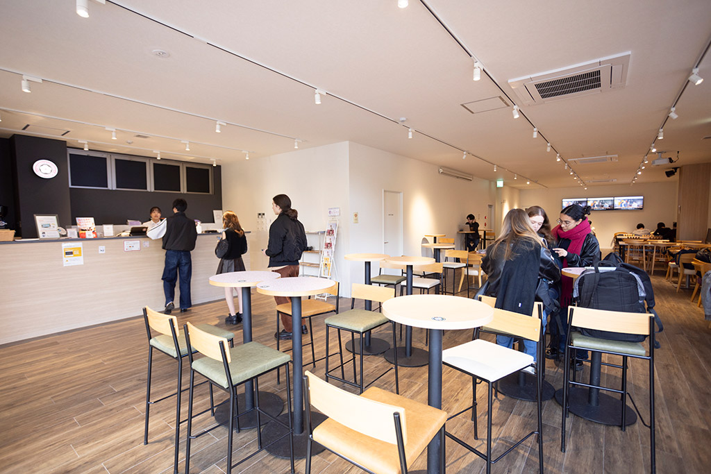“知るカフェ”の店内。大学1年生から大学院生までが無料で利用でき、学生と企業、あるいは学生同士が気軽に交流できる。 “知るカフェ”の店内。大学1年生から大学院生までが無料で利用でき、学生と企業、あるいは学生同士が気軽に交流できる。