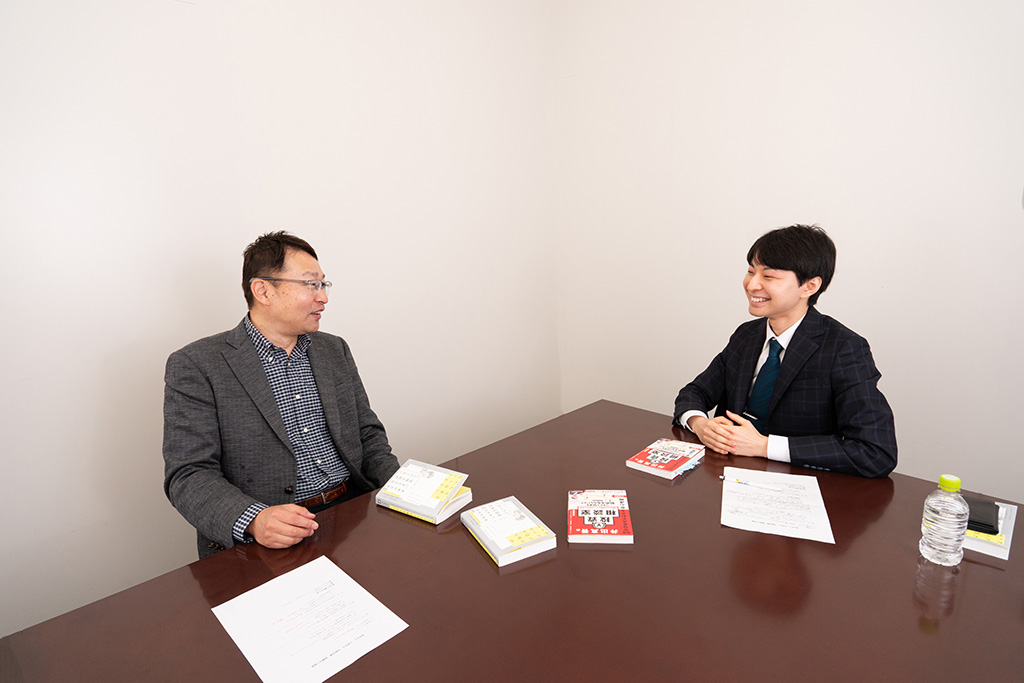 若者の「時間」が羨ましいと話す井出さんと笑う八田さん。
