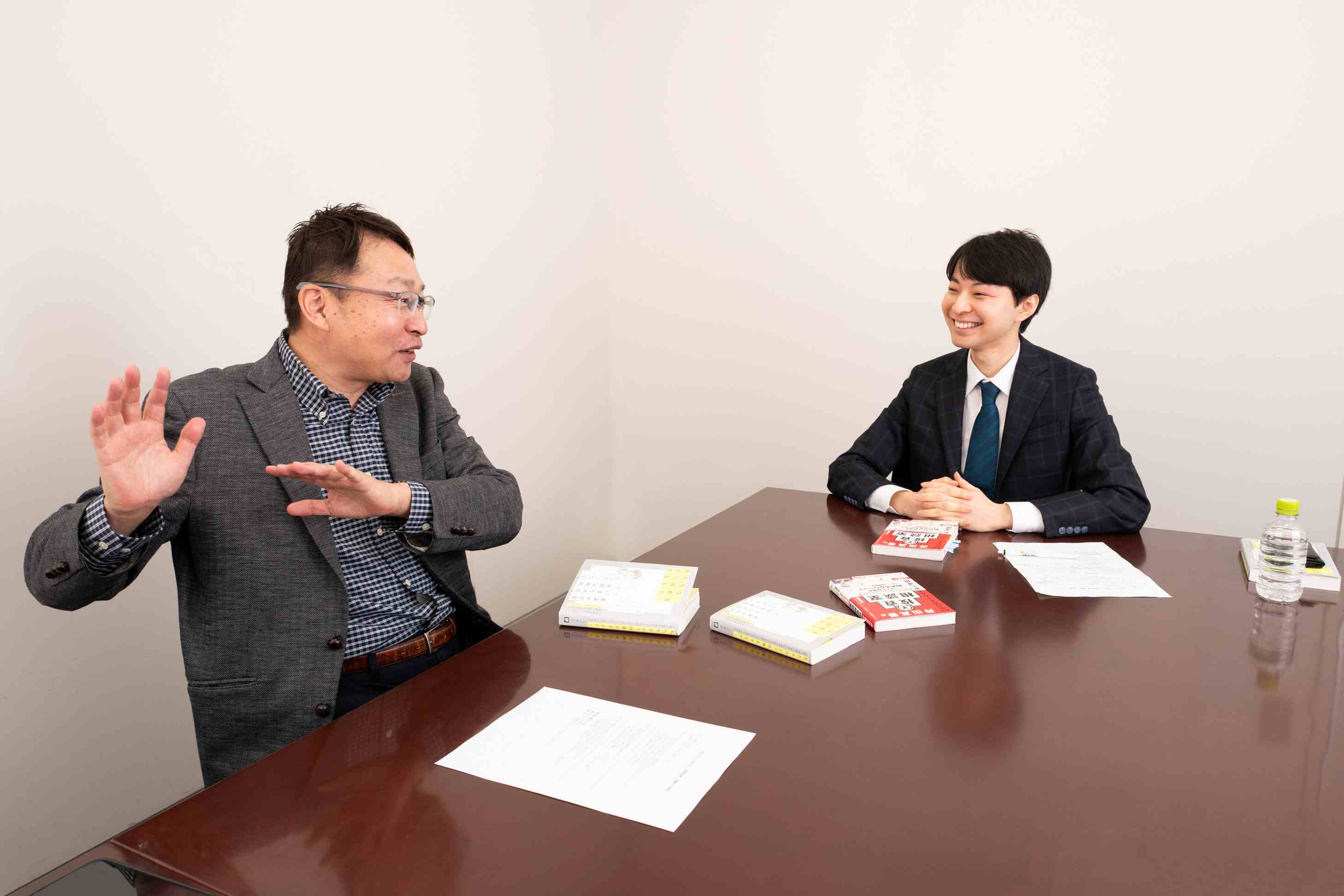 「金融投資は高すぎない目標を掲げるのがおすすめ」という井出さんの説明を聞く八田さん。 「金融投資は高すぎない目標を掲げるのがおすすめ」という井出さんの説明を聞く八田さん。