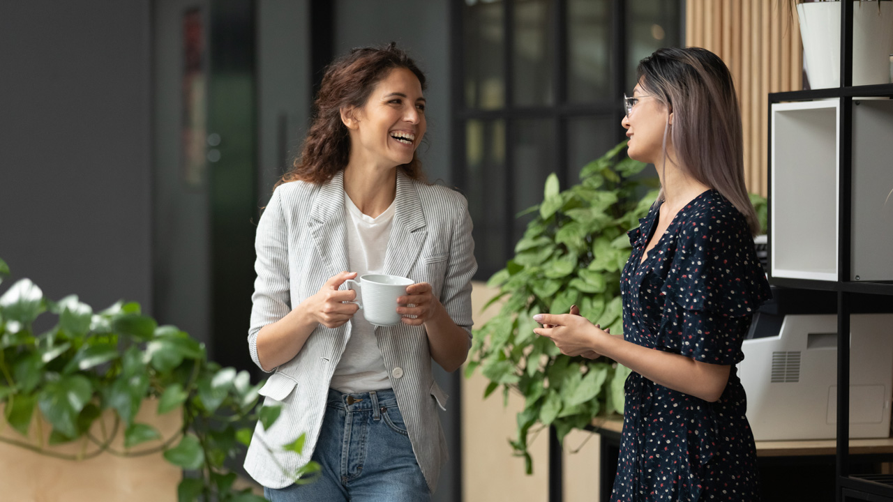 たまたま隣に座った人との会話が、その時抱えている課題の解決につながることも(写真:fizkes/Shutterstock)