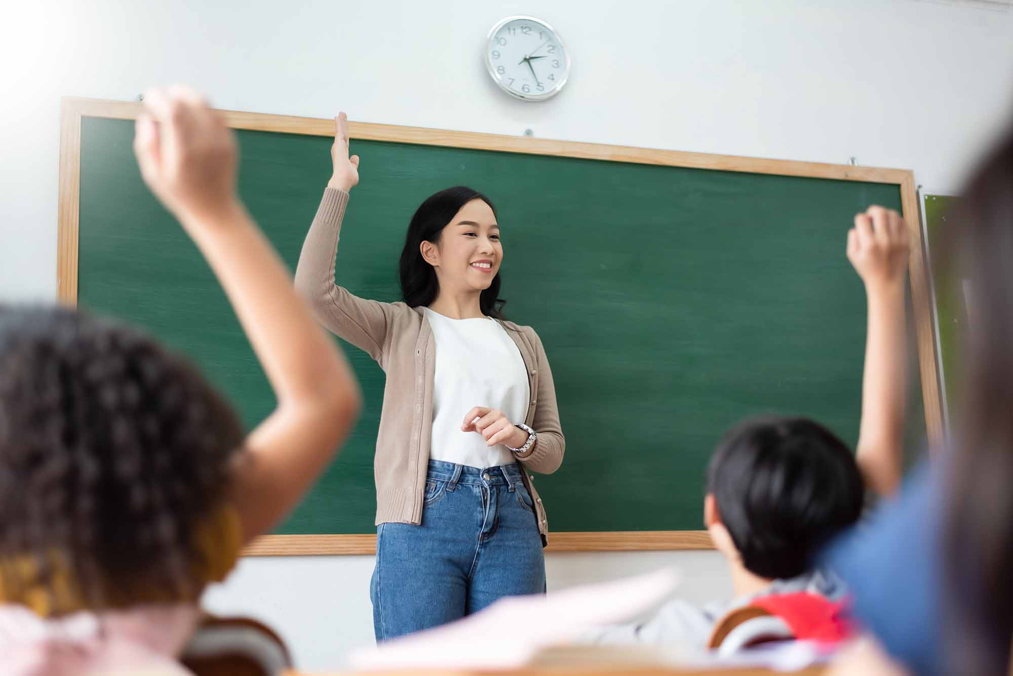 小中学校の女性教員の比率は50%を超える(写真:eggeeggjiew/stock.adobe.com)