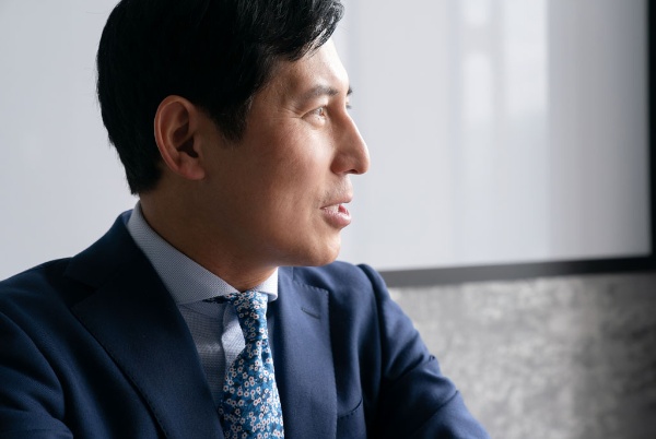 「幼い頃から茶道への憧れは芽生えていましたが、本格的に茶道を学ぶようになったのは44歳のときです」(鍵本氏) 「幼い頃から茶道への憧れは芽生えていましたが、本格的に茶道を学ぶようになったのは44歳のときです」(鍵本氏)