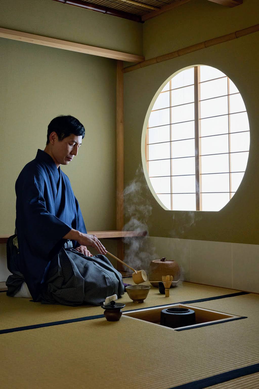 点前をする鍵本氏。この茶室で松尾教授を正客に招いた茶会を行った