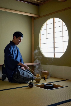 点前をする鍵本氏。この茶室で松尾教授を正客に招いた茶会を行った 点前をする鍵本氏。この茶室で松尾教授を正客に招いた茶会を行った