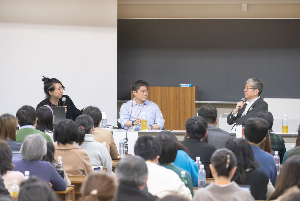 エンジン01文化戦略会議が2024年1月に開催したイベント「エンジン01 in 市原」（会場は帝京平成大学千葉キャンパス）で、「今こそ茶道！茶の湯にまつわるいろんな話」の講座が開かれた。講師は左から落合陽一氏、千葉工業大学学長伊藤穰一氏、マネックスグループ会長松本大氏