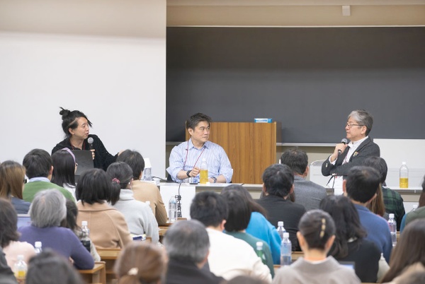 エンジン01文化戦略会議が2024年1月に開催したイベント「エンジン01 in 市原」(会場は帝京平成大学千葉キャンパス)で、「今こそ茶道!茶の湯にまつわるいろんな話」の講座が開かれた。講師は左から落合陽一氏、千葉工業大学学長伊藤穰一氏、マネックスグループ会長松本大氏