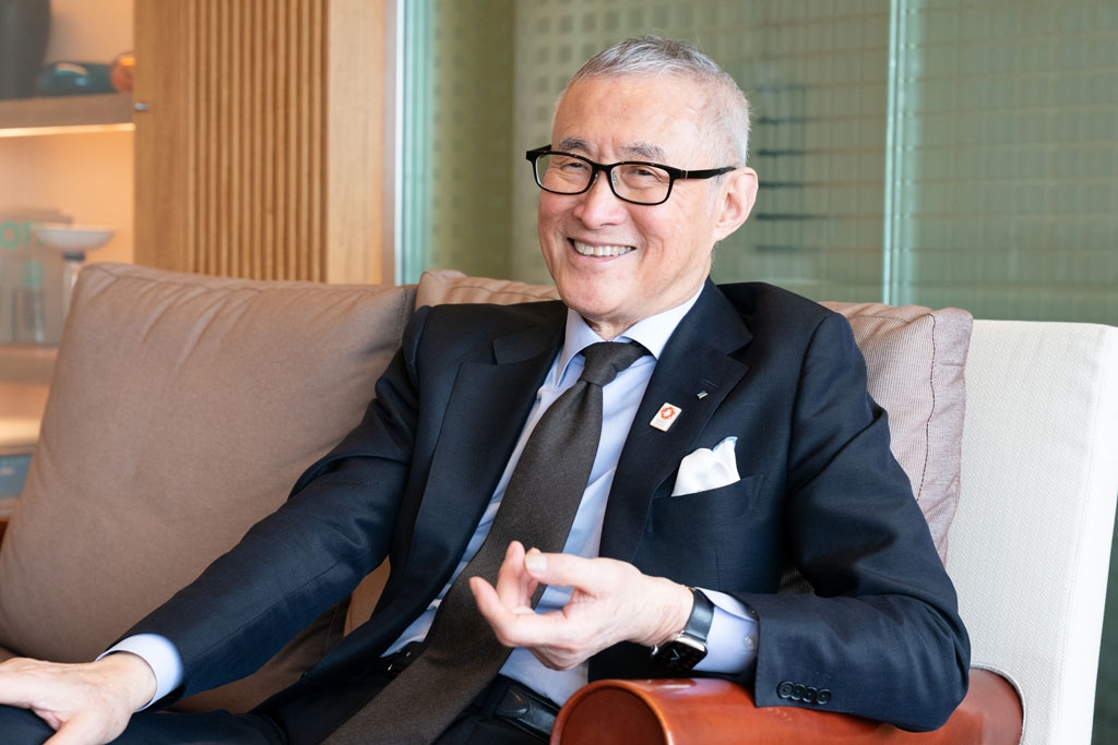 大林組取締役会長。1954年東京都生まれ。77年に慶応義塾大学経済学部卒業後、同年大林組入社。78年、米スタンフォード大学工学部大学院に留学。2009年、大林組代表取締役会長に就任。茶道のほか美術にも造詣が深く、現代美術の普及や美術館の支援活動も行う。2015年仏レジオン・ドヌール勲章シュヴァリエ受章、2021年文化庁長官表彰。英国テート美術館のインターナショナル・カウンシル・メンバー、森美術館理事、原美術館評議員、石川文化振興財団評議員、川村文化芸術振興財団評議員などを務める