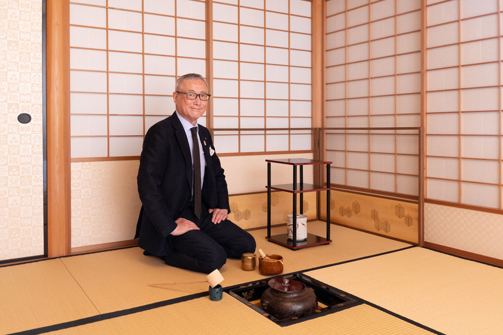 茶室「大柏庵」の点前座に座る大林剛郎氏
