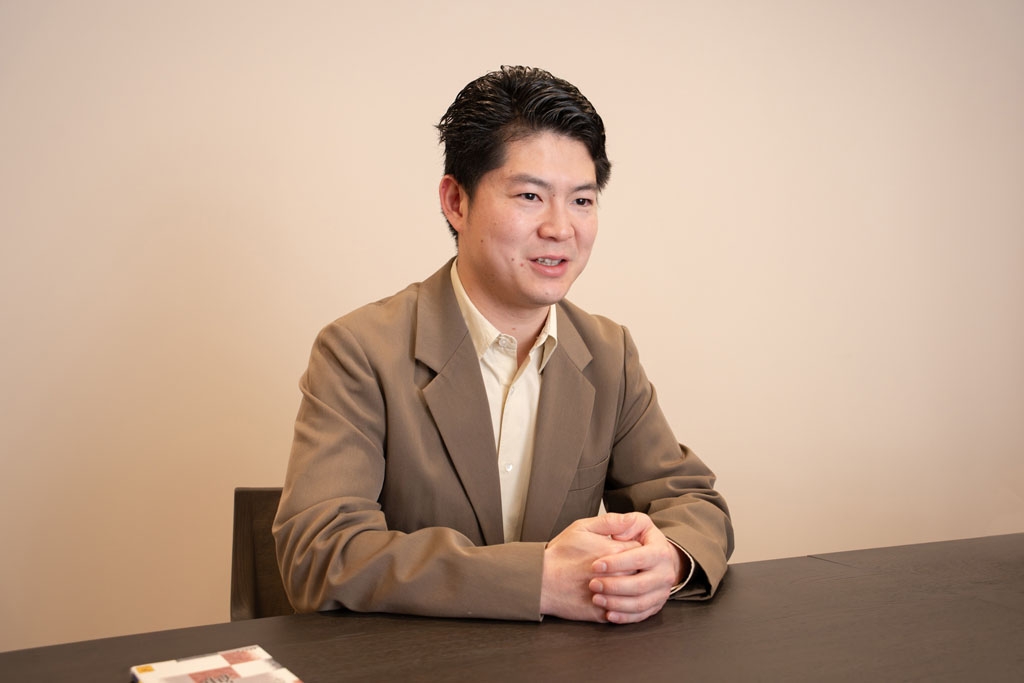 1997年生まれ。2015年に早稲田大学政治経済学部に入学し、在学中の2018年に21歳で起業。静岡県本山地域の茶畑と製茶工場を承継し、第一次産業に参入。文化と産業の架け橋を目指して事業を展開する。世界を変える30歳未満の30人を選出する「Forbes JAPAN 30 UNDER 30 2022」に続き、「Forbes 30 UNDER 30 Asia 2023」のアート(Art & Style, Food & Drink)部門に選出された。2026年、抹茶の国際団体「International Matcha Association」を設立し、代表理事に就任。中川政七商店の社外取締役も務める。裏千家茶道准教授、茶名は宗涼