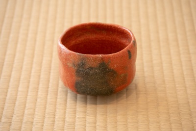TeaRoomのオフィス内の茶室に、お気に入りの赤楽茶碗を置いて。茶碗師である楽家九代・了入(1756~1834年)の作で、銘は「未在」