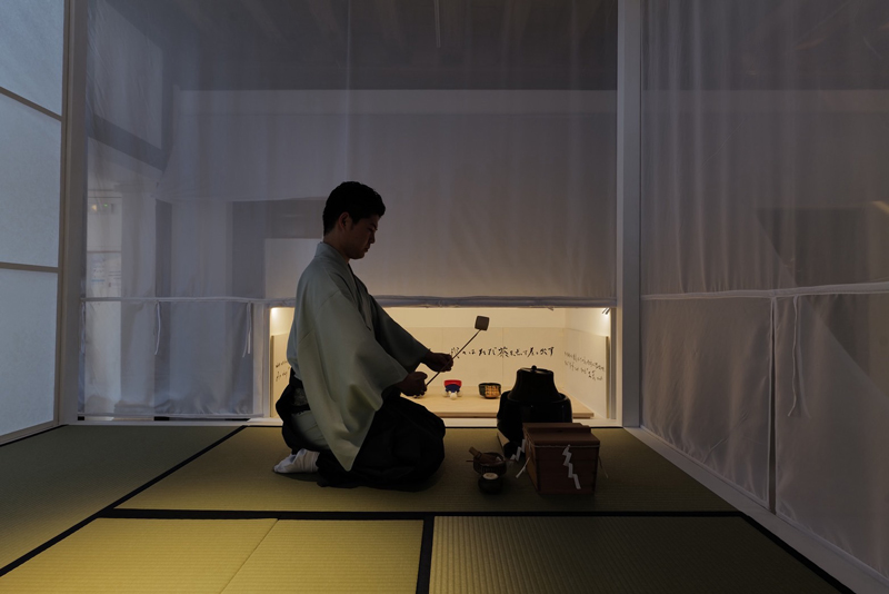 「ヴェネチア・ビエンナーレ2026」の企画展の様子。共に参加した人形作家・中村弘峰氏の作品と、茶室で茶を点てる岩本氏（写真提供：TeaRoom）