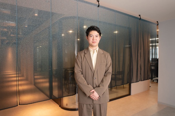 「地球温暖化による天災が増え、各地で戦争が続くなど、今まさに戦国の世に近い時代になってきています。だからこそ、世の中の対立や分断をなくし、平和を築く茶の湯の理念をグローバルに体現していきたいと思います」(岩本氏) 「地球温暖化による天災が増え、各地で戦争が続くなど、今まさに戦国の世に近い時代になってきています。だからこそ、世の中の対立や分断をなくし、平和を築く茶の湯の理念をグローバルに体現していきたいと思います」(岩本氏)