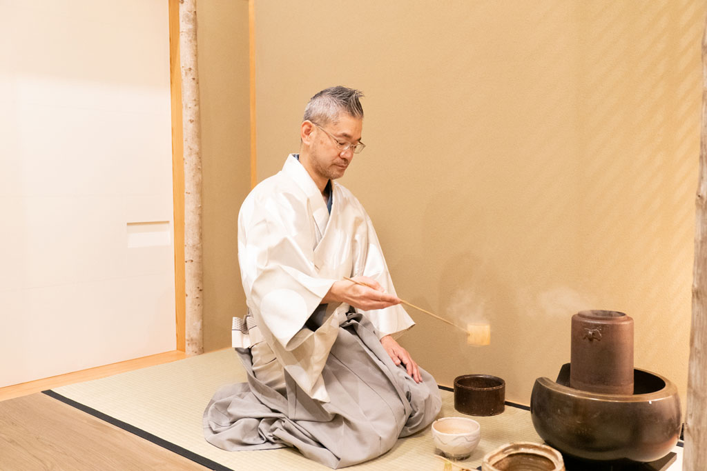 稽古場で薄茶の点前をする朝倉氏。着物はイケアのカーテンで仕立てたもの