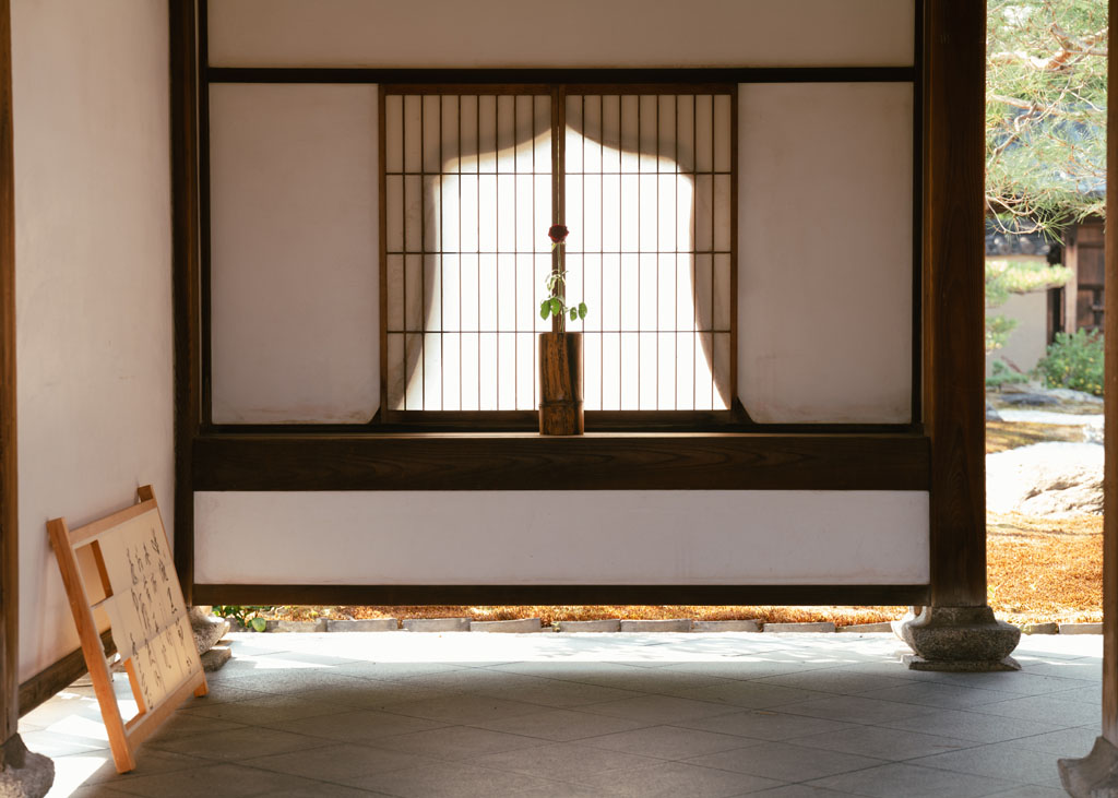 露地の花入に生けたバラ（大徳寺・京都、写真：Kisshomaru Shimamura）