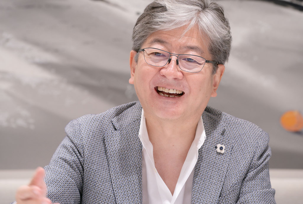 「日本で何百年も続く歴史や文化の流れをフレームワークに取り入れ、それを15分くらいの点前の中でスナップショット的に体験できる茶道は、とても面白いと思います」