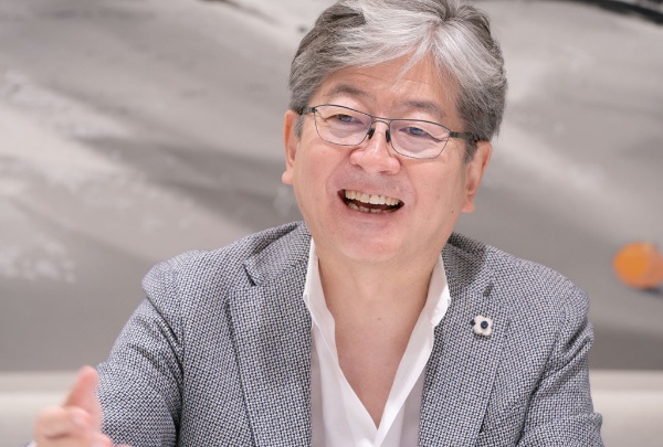 「日本で何百年も続く歴史や文化の流れをフレームワークに取り入れ、それを15分くらいの点前の中でスナップショット的に体験できる茶道は、とても面白いと思います」