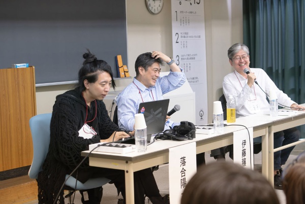 エンジン01⽂化戦略会議が2024年1⽉に開催したイベント「エンジン01 in 市原」(会場は帝京平成⼤学千葉キャンパス)で、「今こそ茶道!茶の湯にまつわるいろんな話」の講義が開かれた。講師は左からメディアアーティスト落合陽⼀⽒、千葉⼯業⼤学学⻑伊藤穰⼀⽒、松本⼤⽒