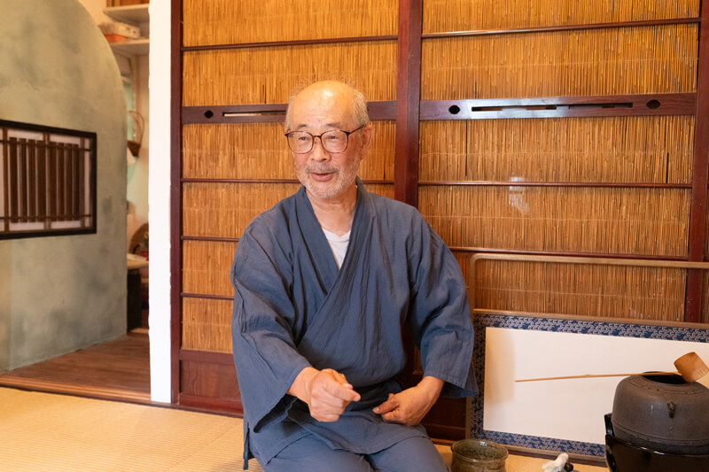 茶室「哲心庵」で茶を振る舞う、作務衣姿の大滝氏。この日は一客一亭の点前「流し点（ながしだて）」でお茶をいただいた