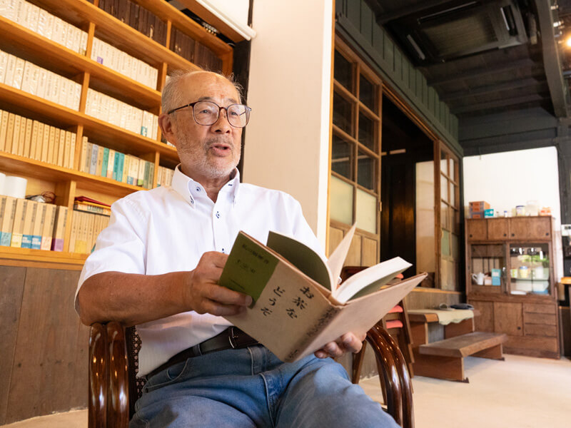 早稲田大学・大滝令嗣名誉教授、自ら設計・改装した茶室でリーダー研修