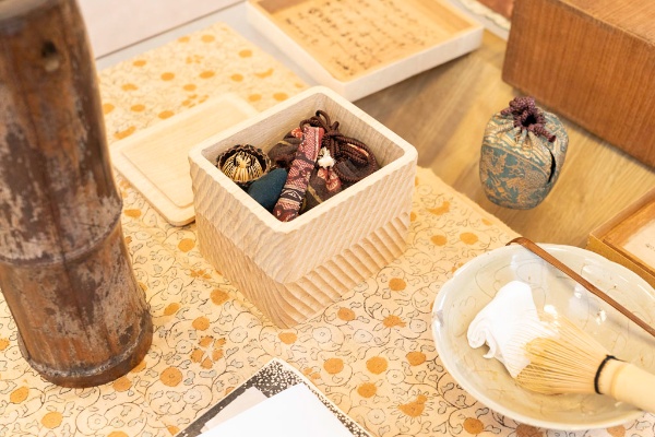 茶道具にも凝る。ブータン国王に贈った茶箱(小ぶりの茶碗や茶筅などの茶道具のセット)と同じものを、自分用にもそろえた