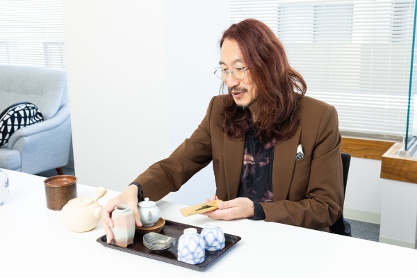 略式の手前をする澤氏。茶入から茶葉を茶量(ちゃりょう)に出しているところ 略式の手前をする澤氏。茶入から茶葉を茶量(ちゃりょう)に出しているところ