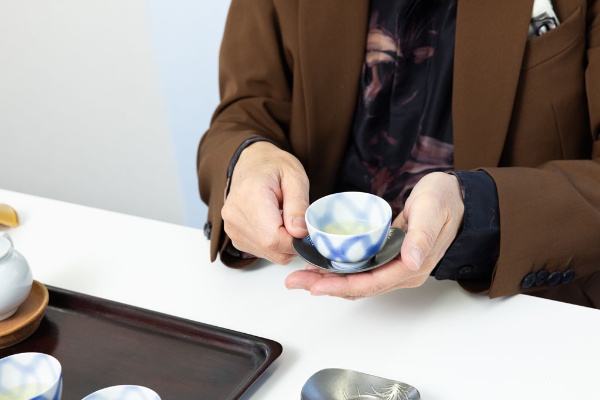 取材後、煎茶を淹れてくださった澤氏。「点前の細かい順番は、ちょっと違っているかもしれません。母に見られたら怒られそうだな(笑)」 取材後、煎茶を淹れてくださった澤氏。「点前の細かい順番は、ちょっと違っているかもしれません。母に見られたら怒られそうだな(笑)」