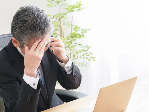 「自分さえ我慢すれば……」という発想が中高年社員を追い詰める(写真はイメージ=Shutterstock)