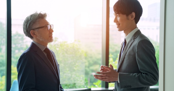 年下の後輩が抜擢されて自分の上司になる、という事態を経験する50代社員も今では多い(写真はイメージ=Shutterstock)