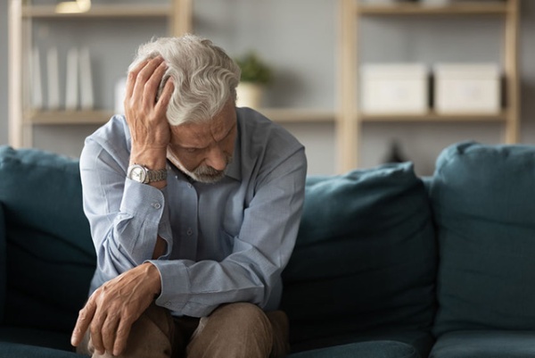 定年退職後にメンタルが落ち込み、うつ病になってしまう人は少なくない(写真はイメージ=Shutterstock)