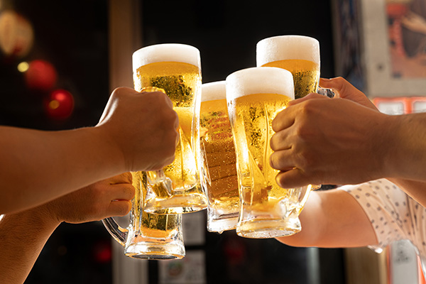ストレスがたまると、人は苦味を感じにくくなり、苦味を欲すると言われている。ビールがうまいのは疲れているからかもしれない（写真：mapo／stock.adobe.com）