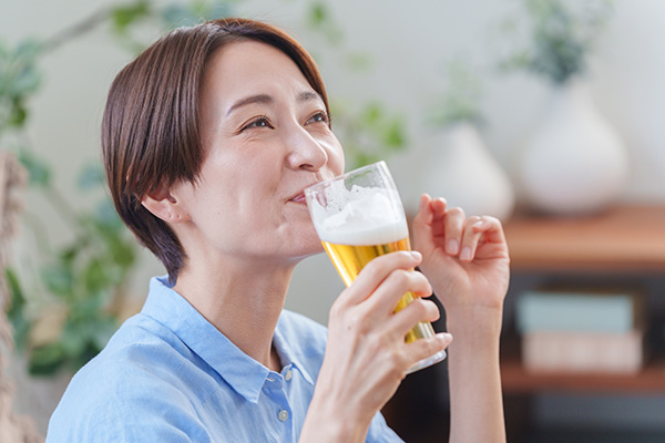 酒を飲むとアルコールはすぐに脳に到達し、心地よい気分になる。酒は神様のギフトか、悪魔のギフトか……（写真：polkadot／stock.adobe.com）