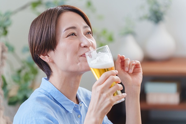 酒を飲むとアルコールはすぐに脳に到達し、心地よい気分になる。酒は神様のギフトか、悪魔のギフトか……(写真:polkadot/stock.adobe.com)
