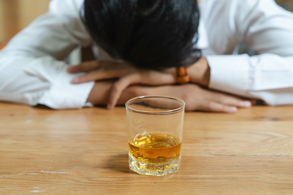 酒の飲み過ぎは心身にさまざまな影響を与える(写真:Pormezz/stock.adobe.com)