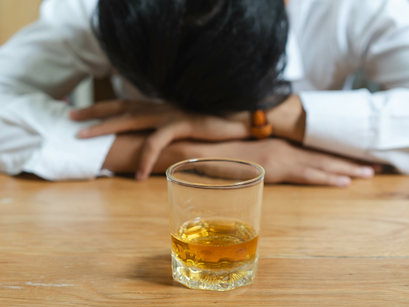 日本人男性の8割がED？　酒との関係を医師が解説