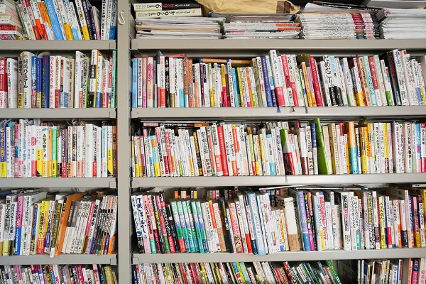 石原さんの事務所には、昭和時代からの書籍が図書館のように並んでいる 石原さんの事務所には、昭和時代からの書籍が図書館のように並んでいる