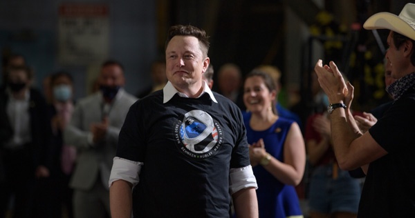 イーロン・マスクが重視する常識を疑う「第一原理思考」は、必然的に反逆的なアイデアにつながる(写真=NASA/Bill Ingalls)