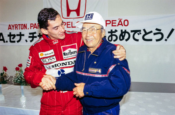 F1ドライバーのアイルトン・セナと握手する本田宗一郎。創業者の反逆精神が、ホンダの四輪参入の原動力となった（写真＝Ercole Colombo／Getty Images）