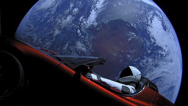 イーロン・マスクはEV「テスラ・ロードスター」をスペースXのロケットで打ち上げ、宇宙を漂流させた(写真=スペースX)