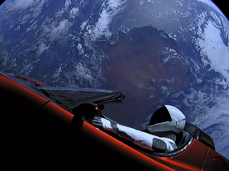 技術を神話に変えるイーロン・マスク　EVを宇宙へ飛ばした本当の理由