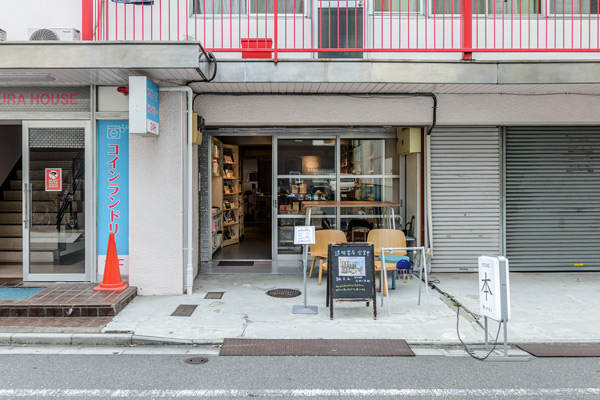 透明書店は東京・蔵前の裏通り、コインランドリーとインバウンド向け宿泊施設の間にさりげなく構える