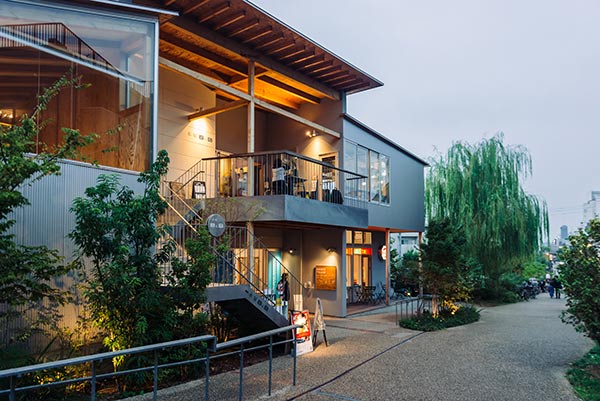 下北沢の「BONUS TRACK（ボーナストラック）」に立地する本屋B＆B。建物の2階にある（写真＝猪俣 博史）