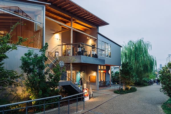 下北沢の「BONUS TRACK(ボーナストラック)」に立地する本屋B&B。建物の2階にある(写真=猪俣 博史)