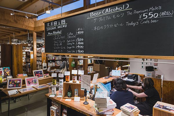 店内ではアルコールやコーヒーが楽しめる（写真＝猪俣 博史）