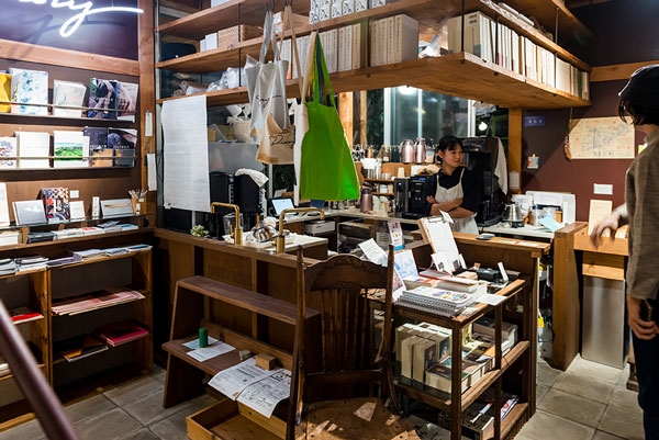 「日記屋 月日」のコーヒースタンド（写真＝猪俣 博史）